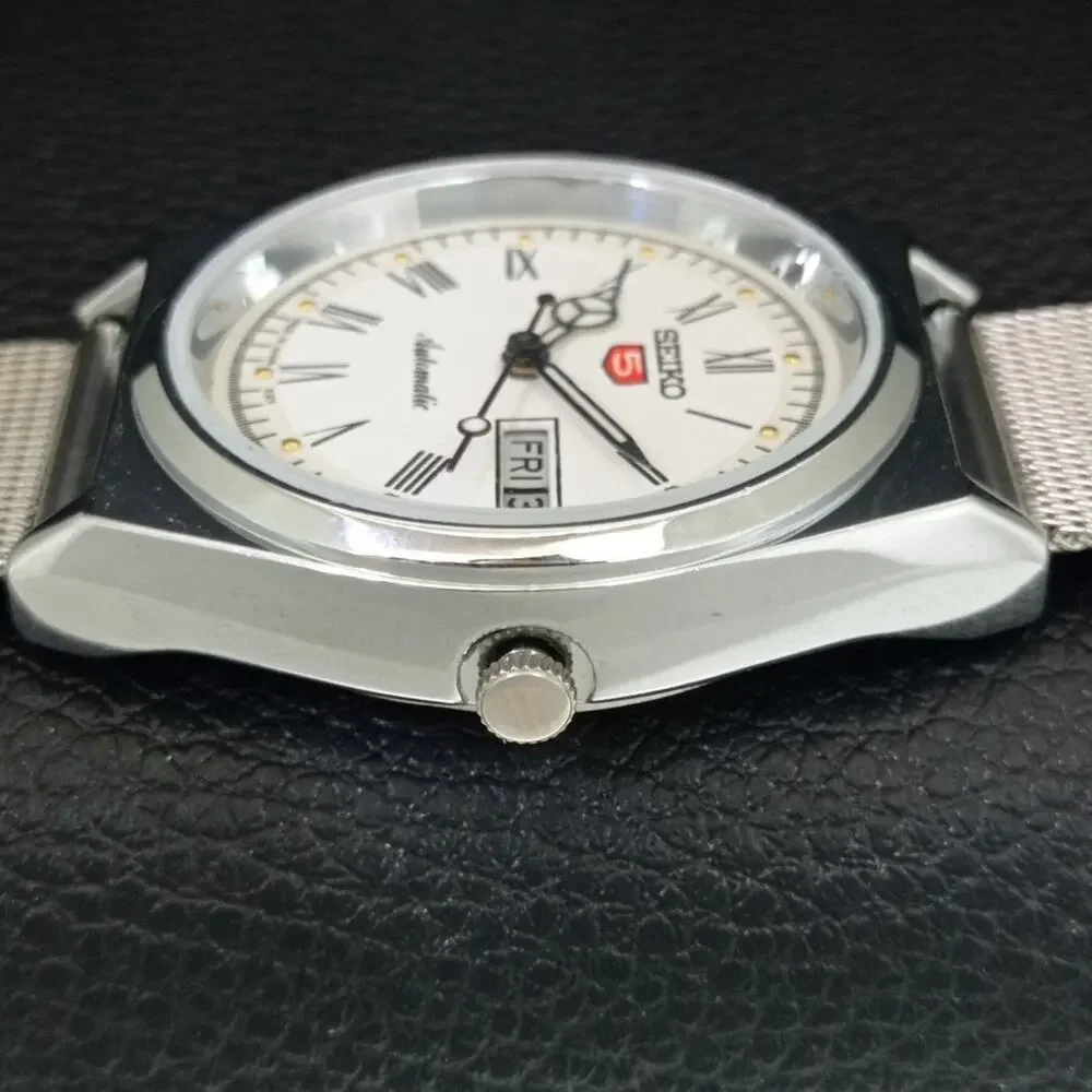 Vintage 1981 Seiko Automatic Mens Silver Watch W/daydate & Red accents